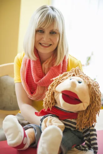 Ergotherapeutische Übung mit einem Kind