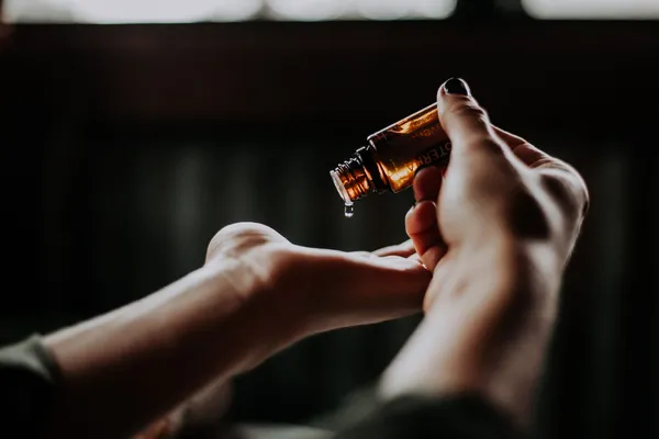 Symbolbild: Ayurveda-Massage mit warmem Öl