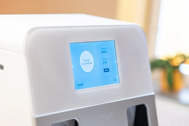 VITUS-Kältetherapie-Gerät nach abgeschlossener Behandlung, Display zeigt den Fertig-Hinweis