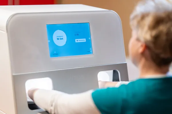 Display des VITUS-Kältetherapie-Geräts mit Restzeit und Behandlungsdurchgang