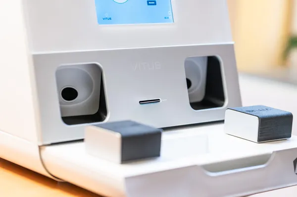 VITUS-Kältetherapie-Gerät mit Display, Behandlungsöffnungen und aufgelegten Modulen