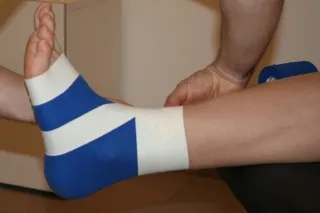 Klassisches Tape zur Stabilisierung eines Gelenks