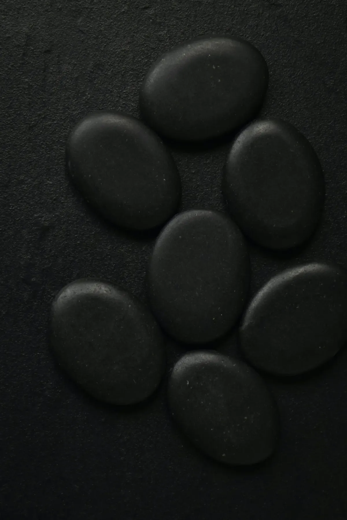 Symbolbild: Hot-Stone-Massage mit warmen Steinen