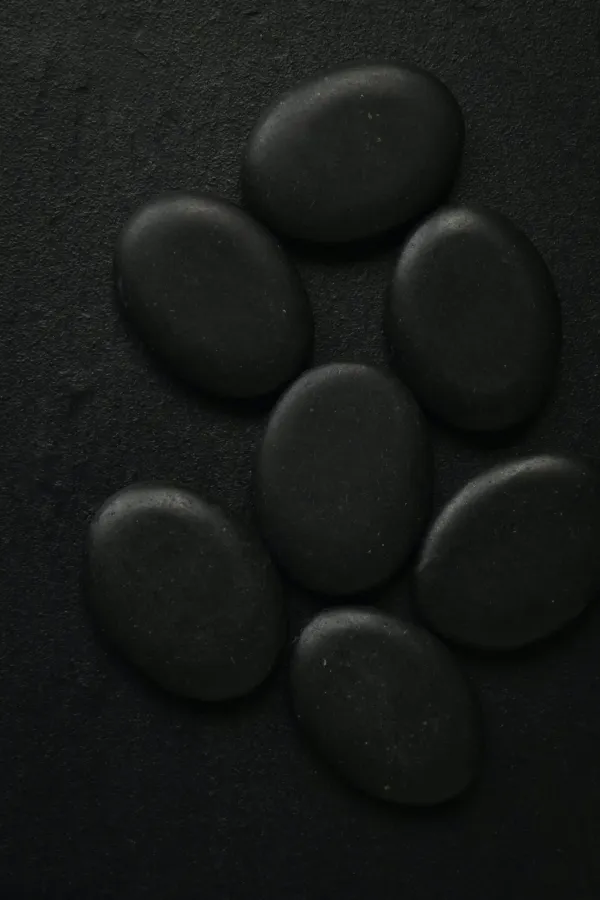 Symbolbild: Hot-Stone-Massage mit warmen Steinen