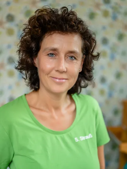 Porträt von Sandra Strauß, Mitarbeiterin für Rezeption und Verwaltung